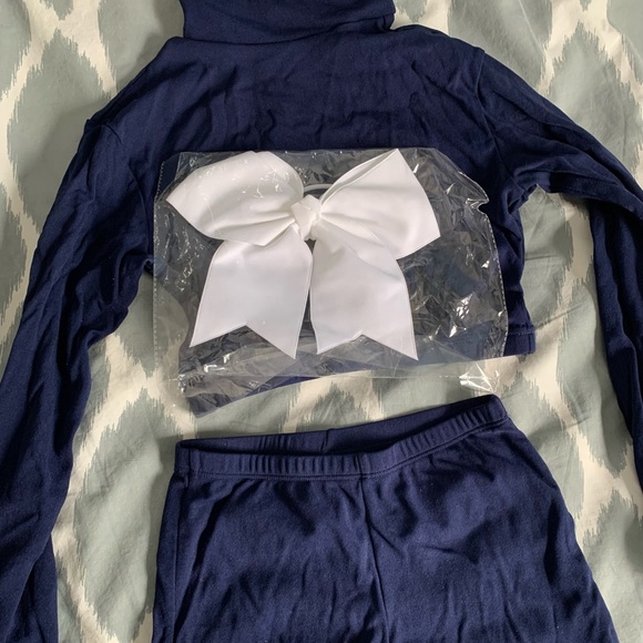 Cheerleading basics: shirt shorts and bow - Picture 1 of 8